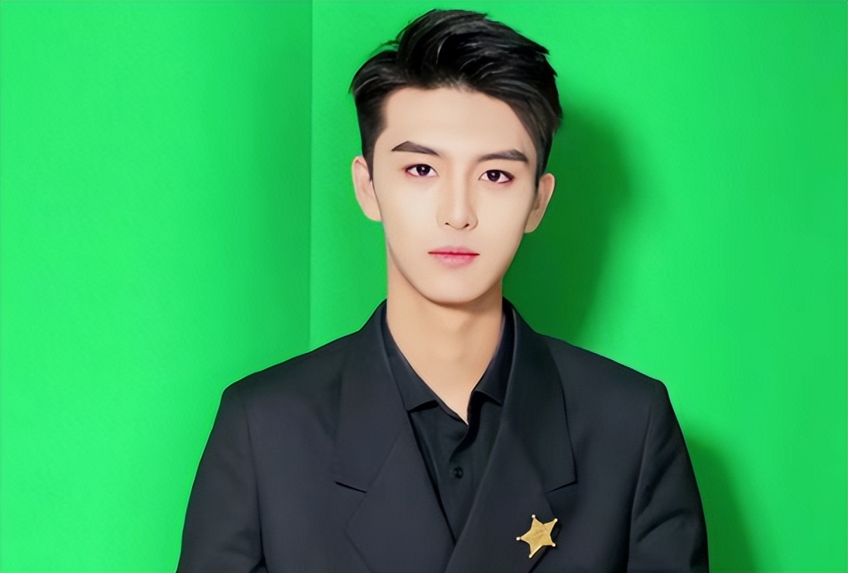 中传新校草候选人,17岁少年拿下艺考第一,气质清冷辨识度高