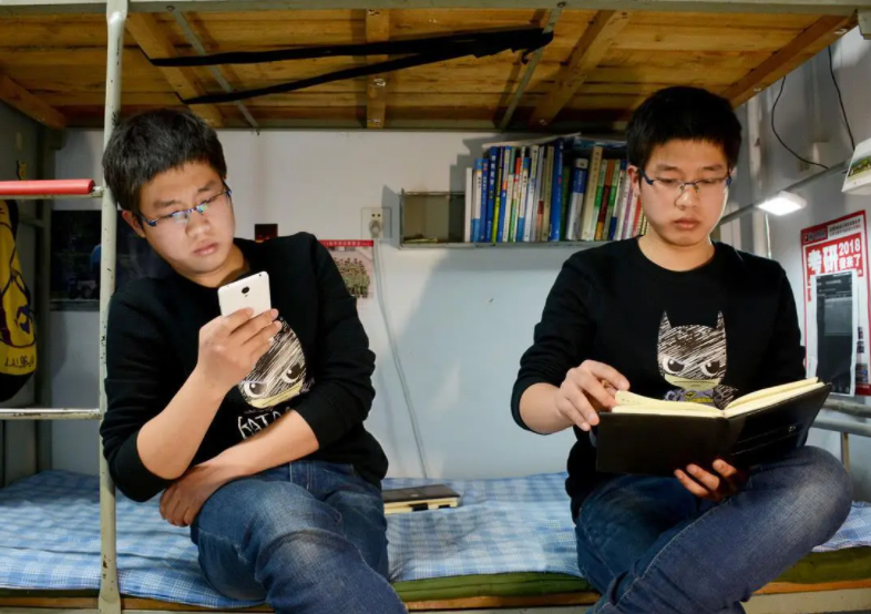 大学生要生活费火了，不料被中间人截胡，一场家庭“大战”免不了