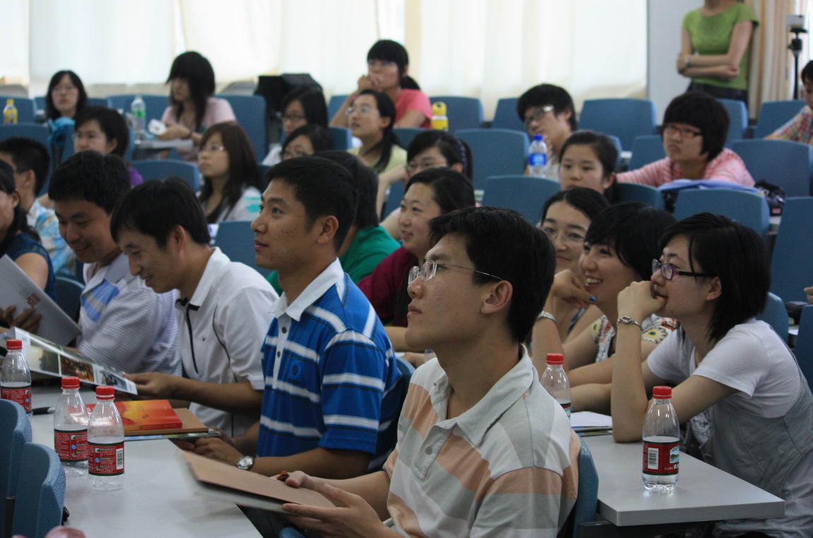 华中科技大学的群聊中，出现女生“私密照”，聊天内容不堪入目