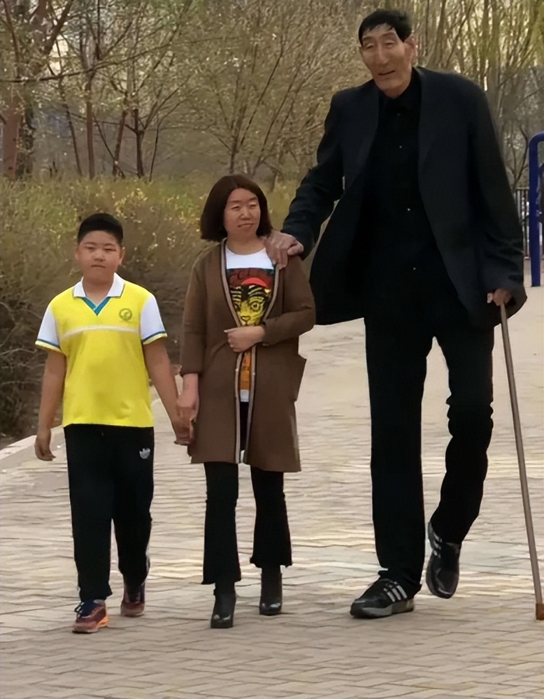 鲍喜顺的老婆能受了吗(巨人鲍喜顺娶小28岁娇妻,儿子身高出众,68岁
