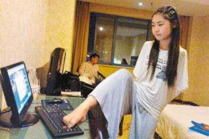 “折翼天使”杨佩：9岁失去双臂，23岁一夜爆红，如今身价上千万