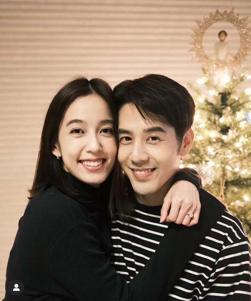胡宇威向陈庭妮求婚成功，二人搂抱灿笑秀钻戒，长跑9年终成正果