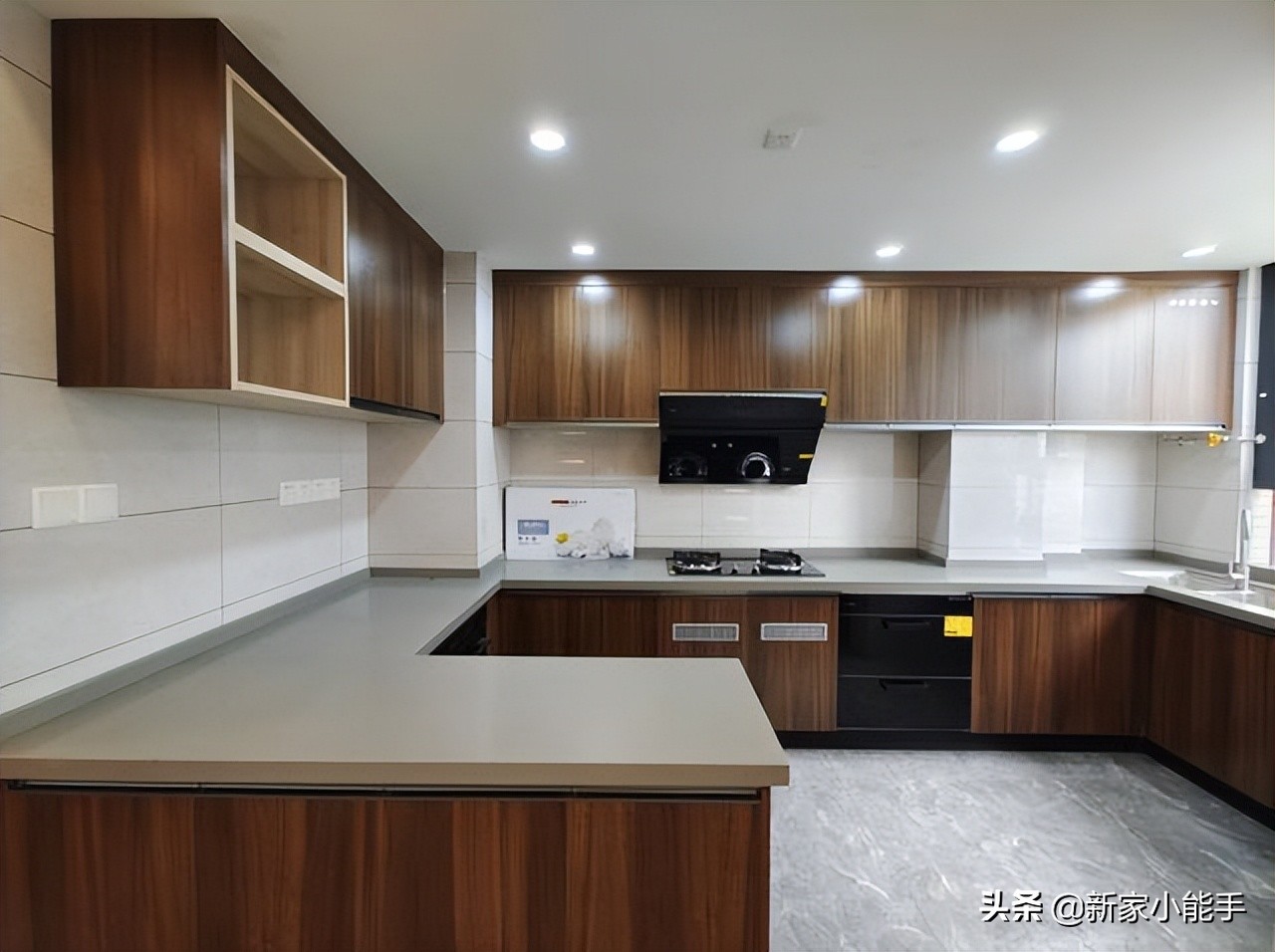 他家116平新中式风格，全屋文雅又大气，进屋就被入户玄关迷住