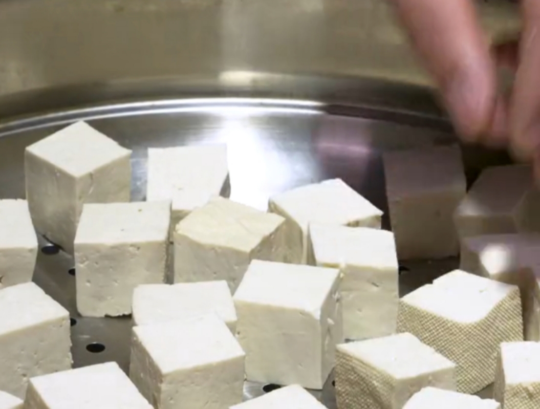 纯手工制作地道川味豆腐乳细腻白嫩，口感鲜香滋润，就是这个味