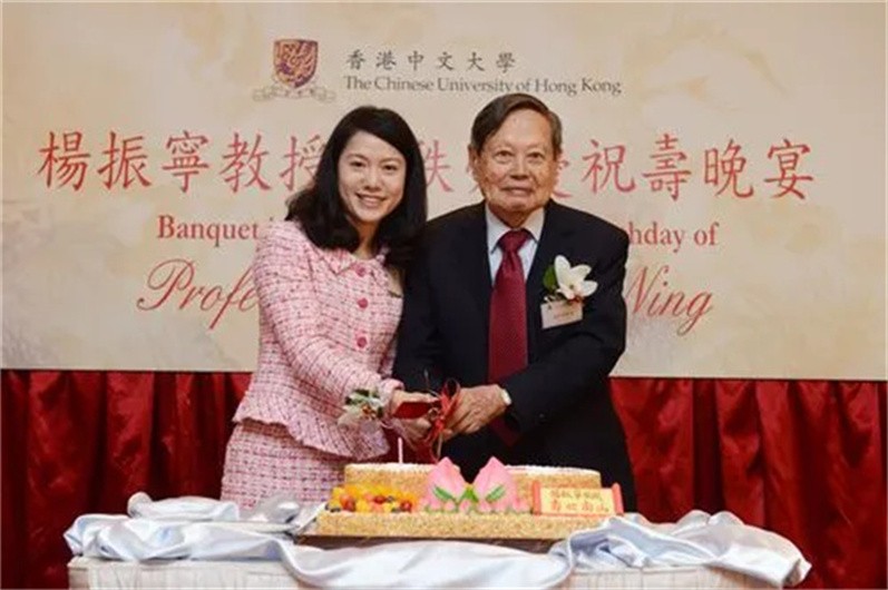 杨振宁回国后年薪有多少？看了清华开出的薪资，才知道他多了不起