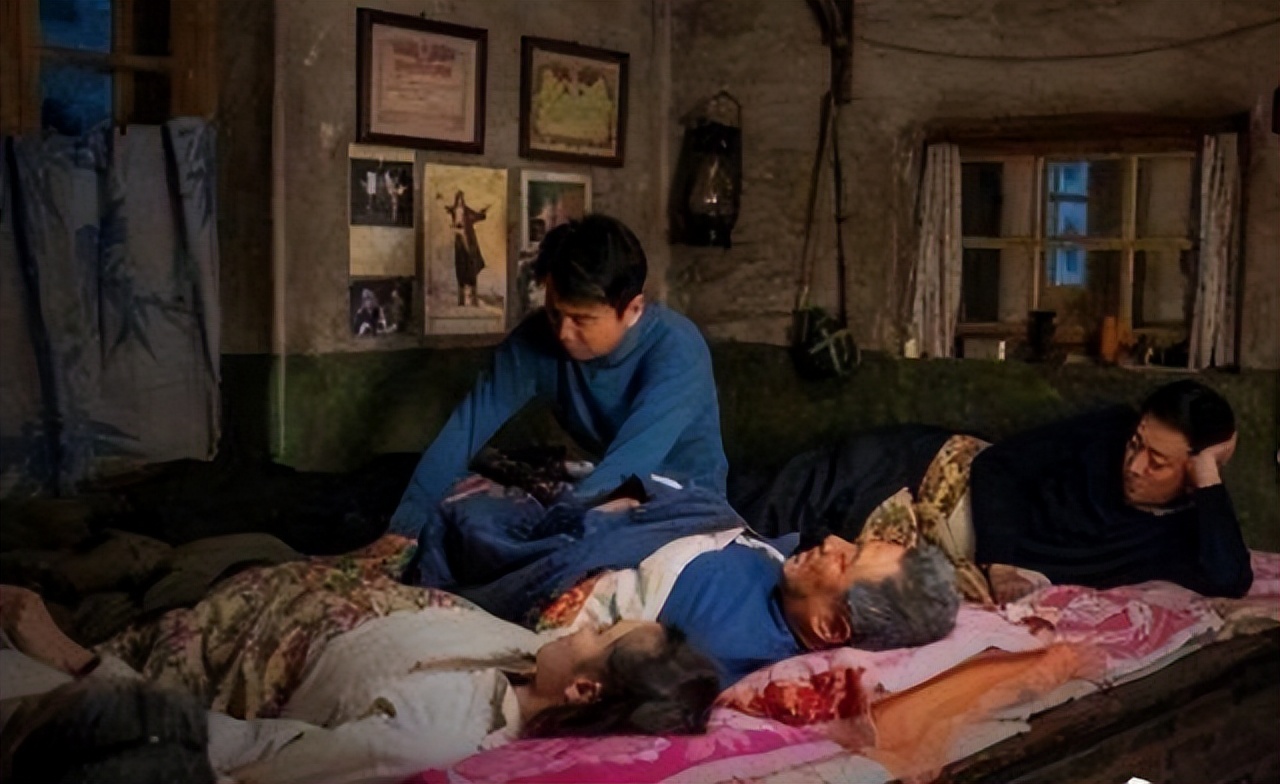 东北人告诉你：为什么全家人睡在同一个炕上，小夫妻如何避免尴尬