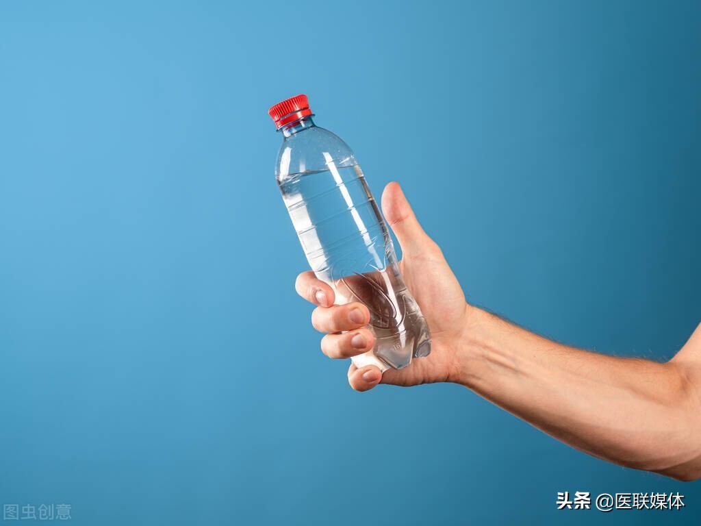 经常喝瓶装水的人，体内会有更多微塑料？正确饮水注意3点