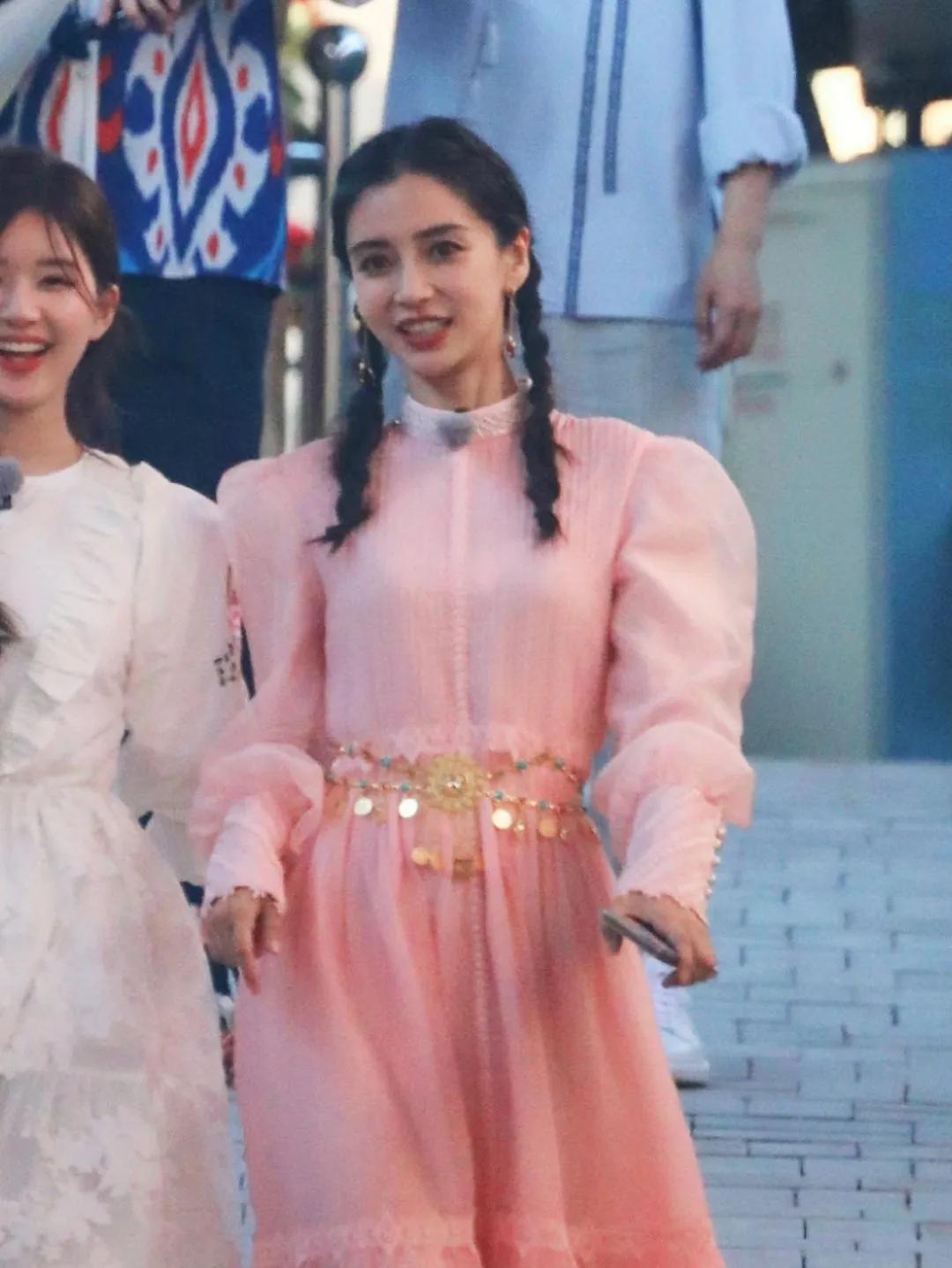 综艺《奔跑吧》直播截图中的baby小姐姐和新疆路透哦