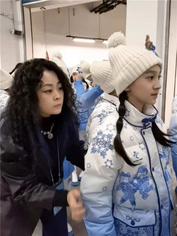 一起向未来!十佳设计师丁洁在鸟巢与孩子们“虎头虎脑”迎冬奥