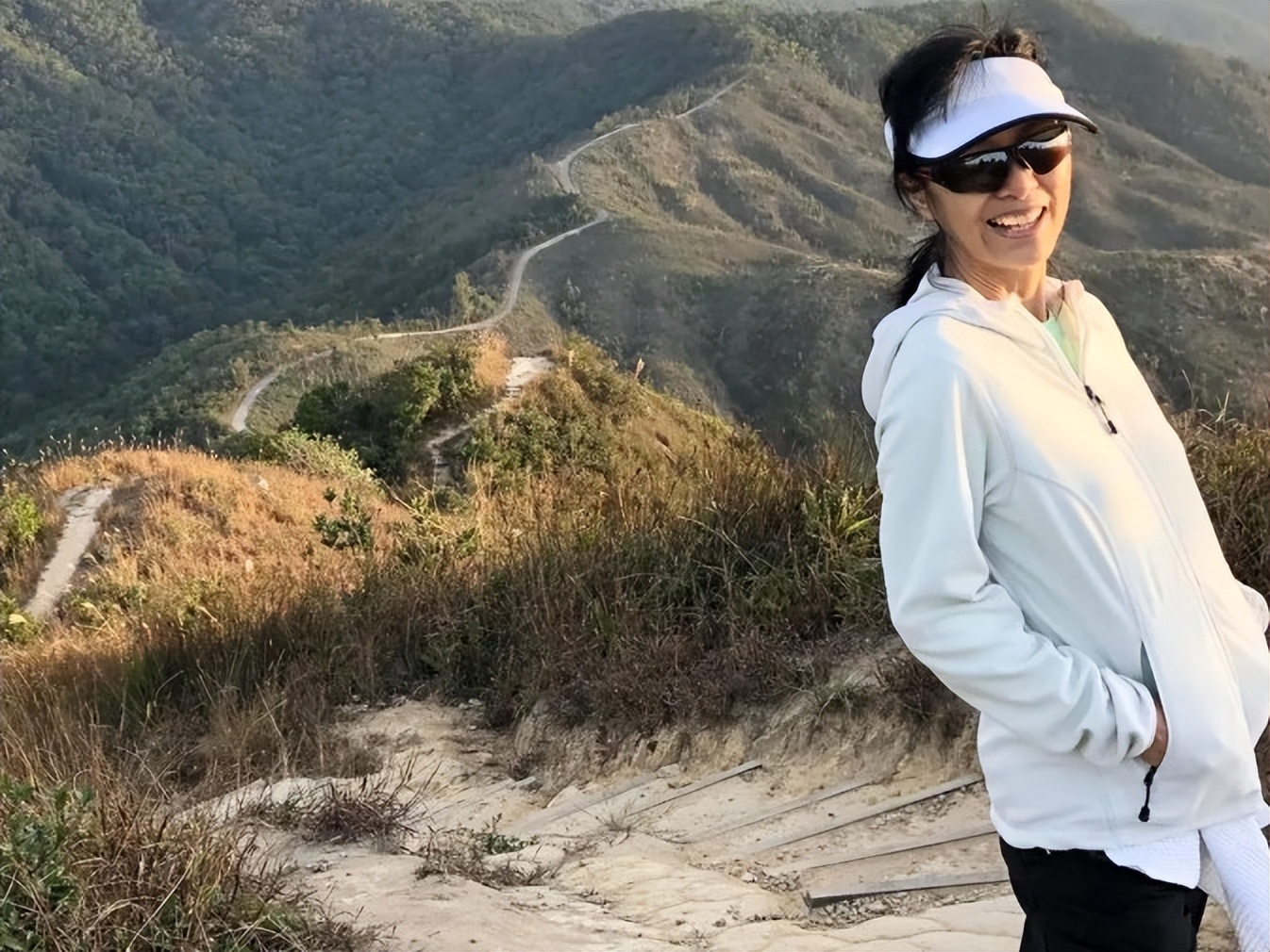 米雪：只恋爱不结婚，男友离世后带相片一起旅行，67岁单身也快乐