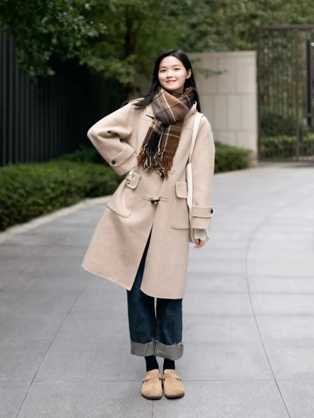 牛角扣大衣最常见的搭配是绞花毛衣 牛仔裤,像九分的momjeans,灯芯绒