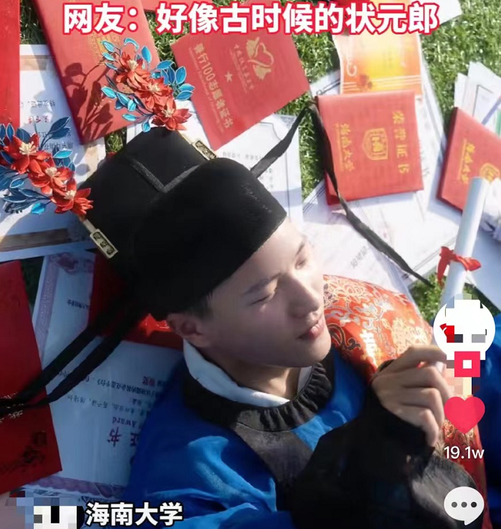 高校男生拒绝博士帽，改穿“进士服”拍毕业照，这身行头不简单啊