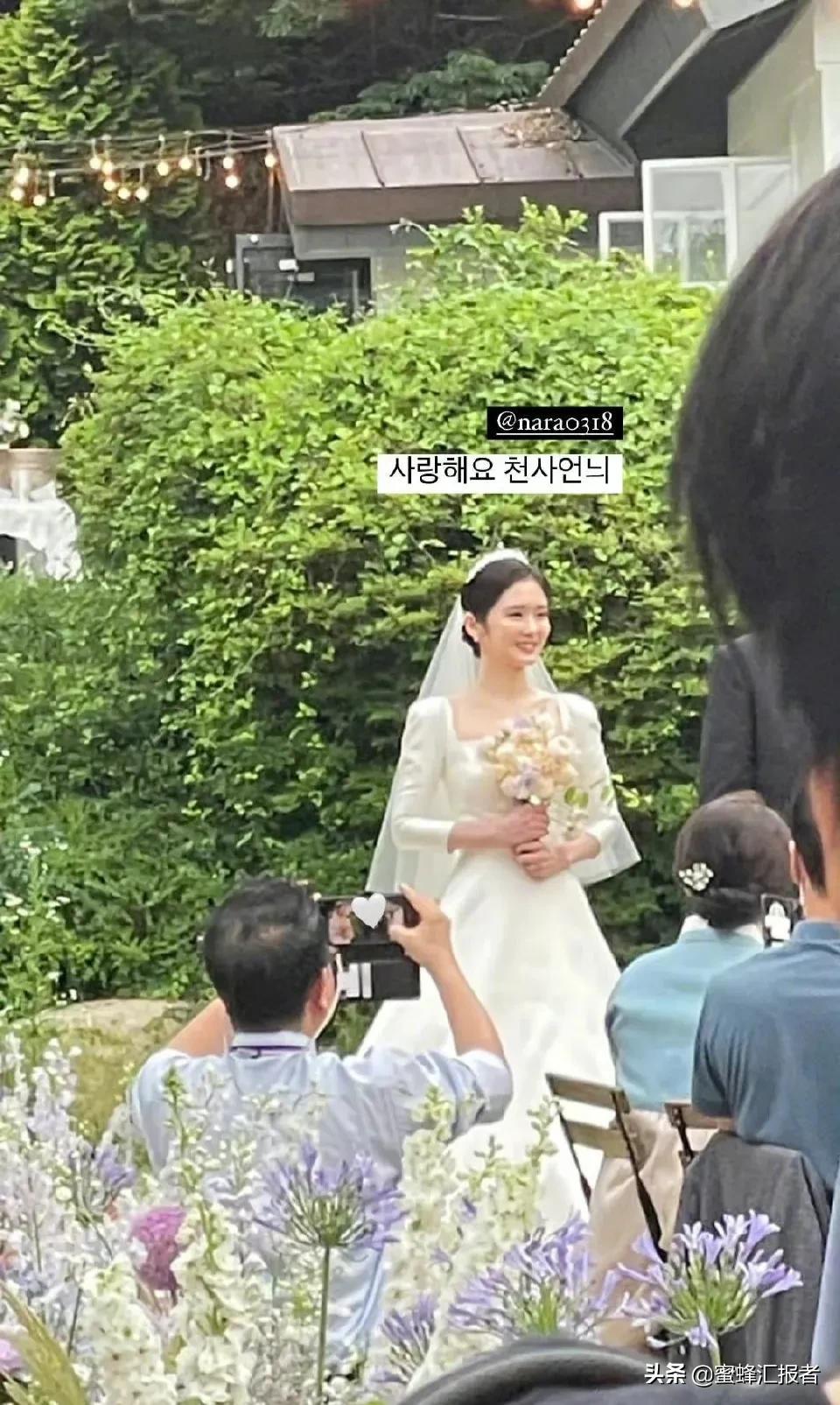 朴宝剑金泰亨Lisa参加巴黎时装周，张娜拉婚礼郑容和献唱送祝福