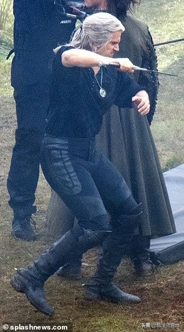 《巫师》第三季最新路透 杰洛特持断剑登场