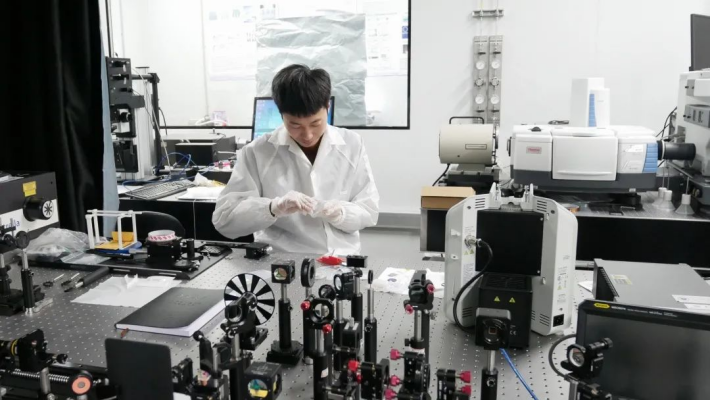 打破世界纪录！发表Nature！南京大学硬核博士生，成果入选中国半导体十大进展！