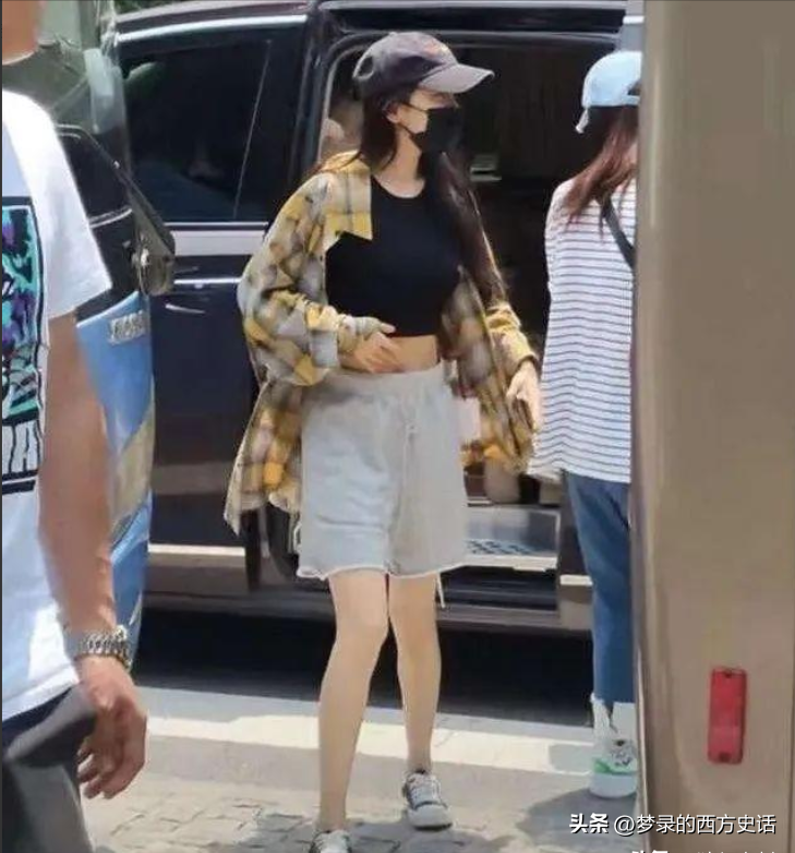 上半身貌美如花，下半身歪七八扭，这9位女星镜头前后反差好大