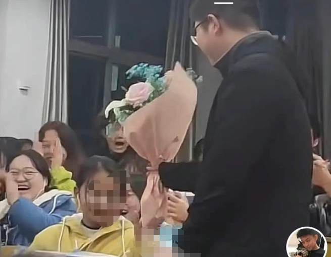 男大学生在教室当众表白，没经过女生同意就“强吻”，旁观者怒了
