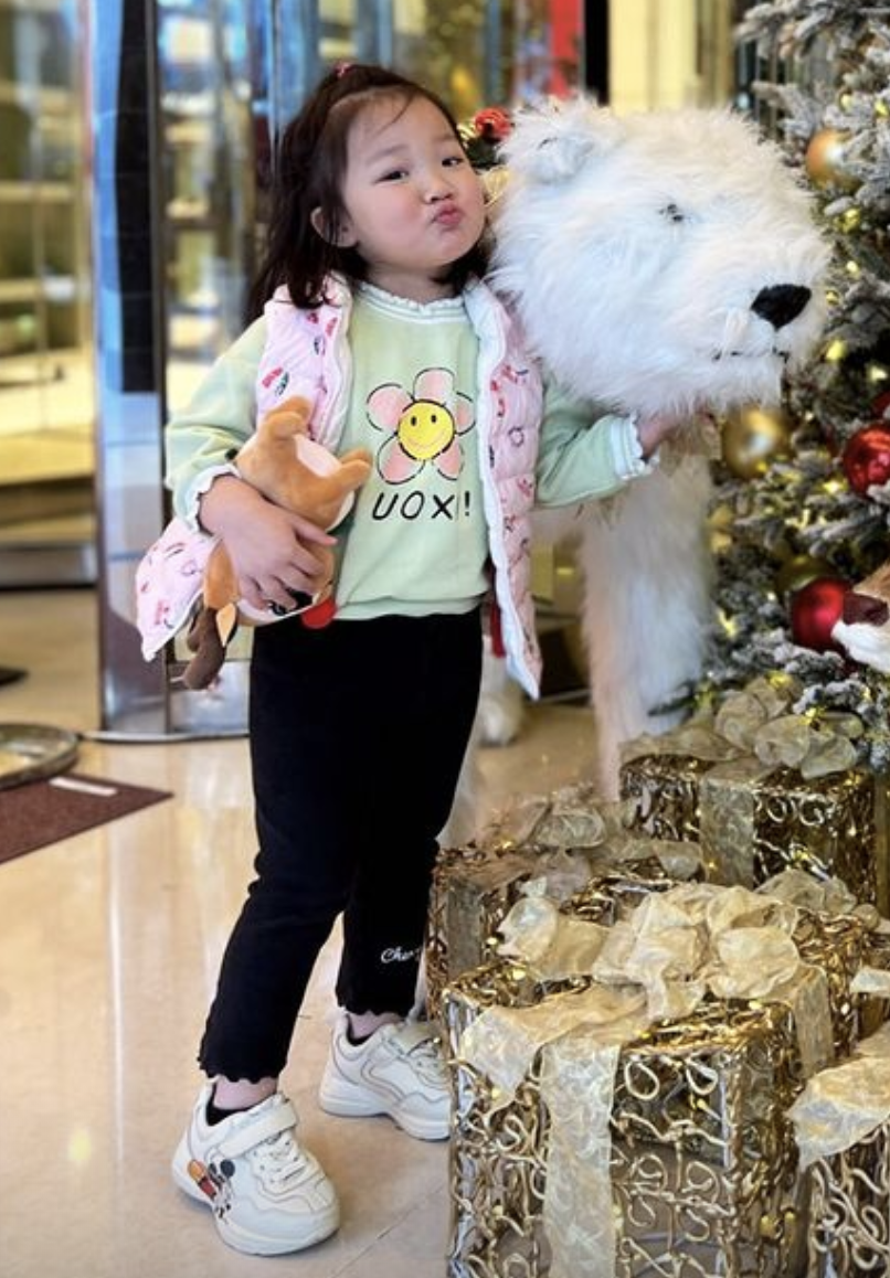 王祖蓝给马龙比心忙工作，李亚男开心晒娃，Gabby嘟嘴卖萌像爸爸