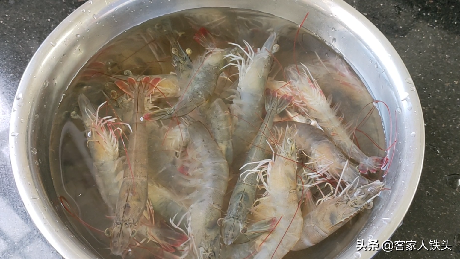大虾还白灼？别老一套做了，这做法才过瘾，5分钟出锅，鲜嫩味美