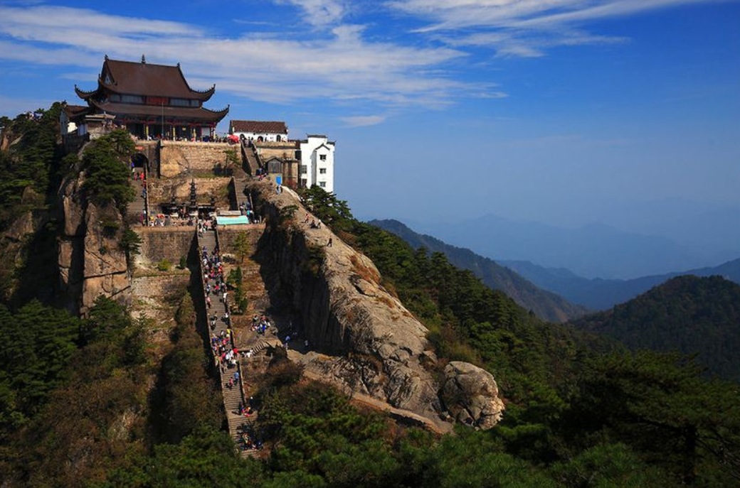 九華山,中國四大佛教名山之一,全國重點寺廟9座