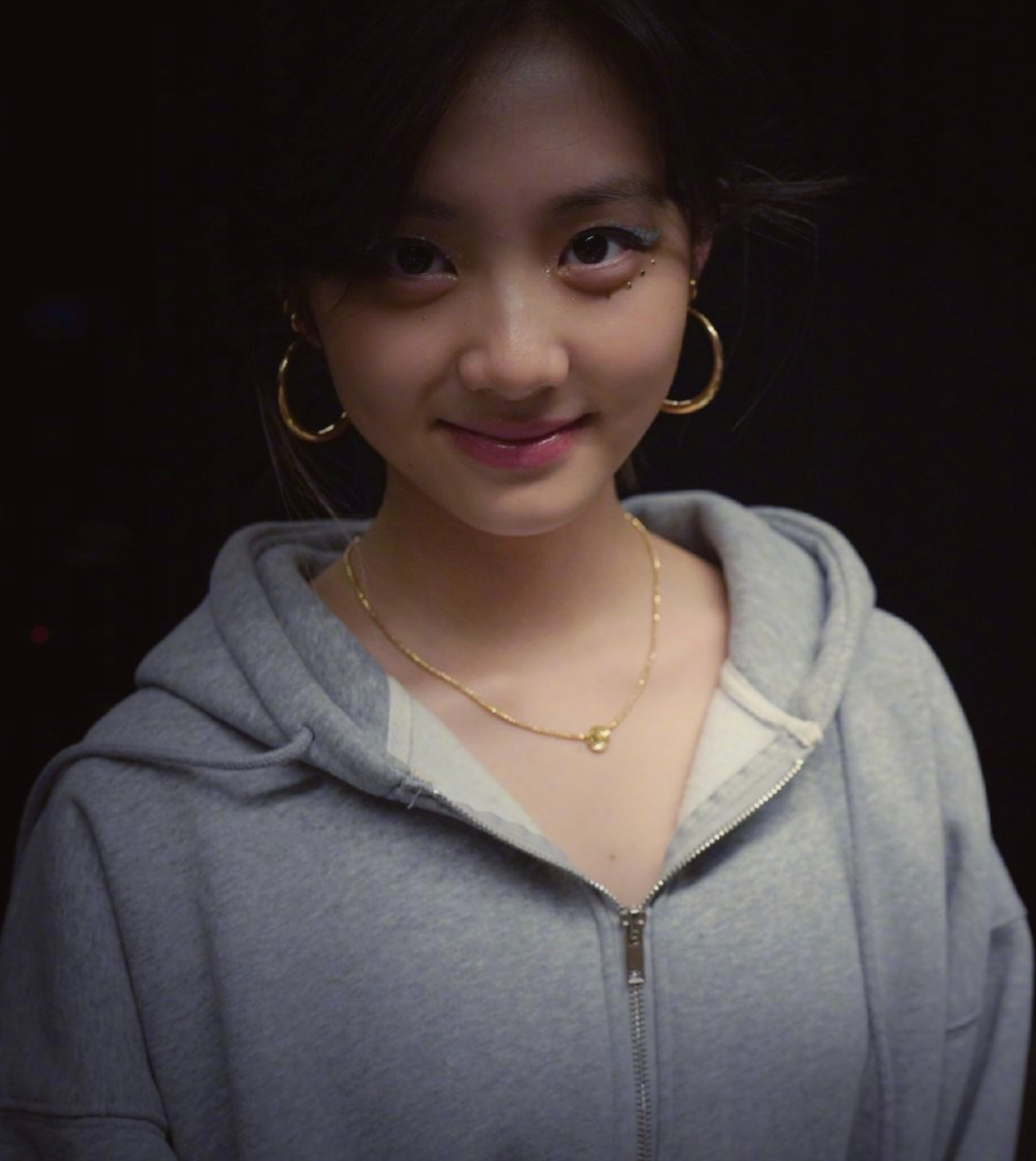 黄磊妻子孙莉图片(孙莉一家豪宅后院堆雪人) - 赤虎壹号