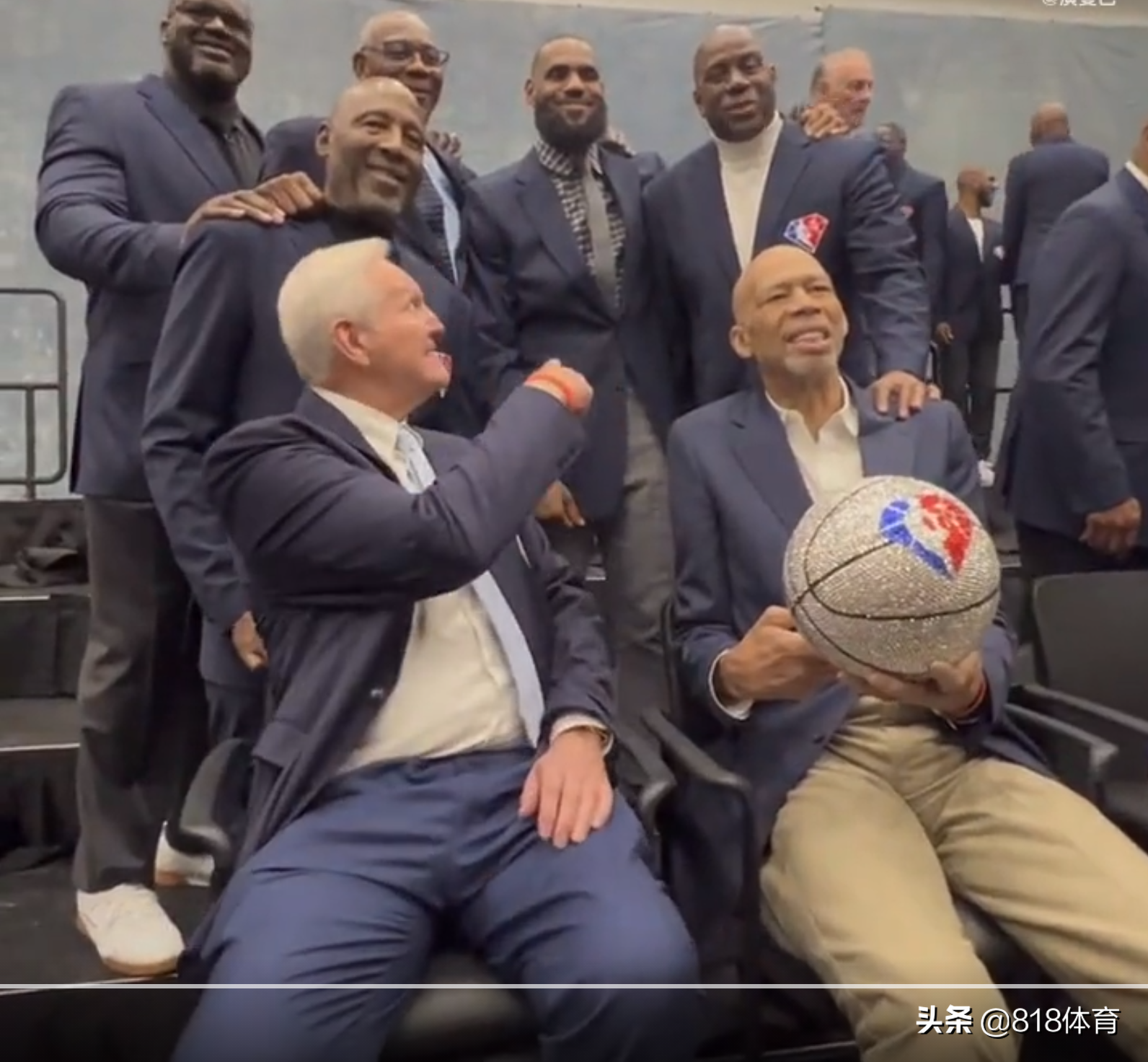 nba75周年球衣有哪些(泪目!NBA75周年詹皇魔术师湖人7大超巨同框,logo男指C位留给科比)