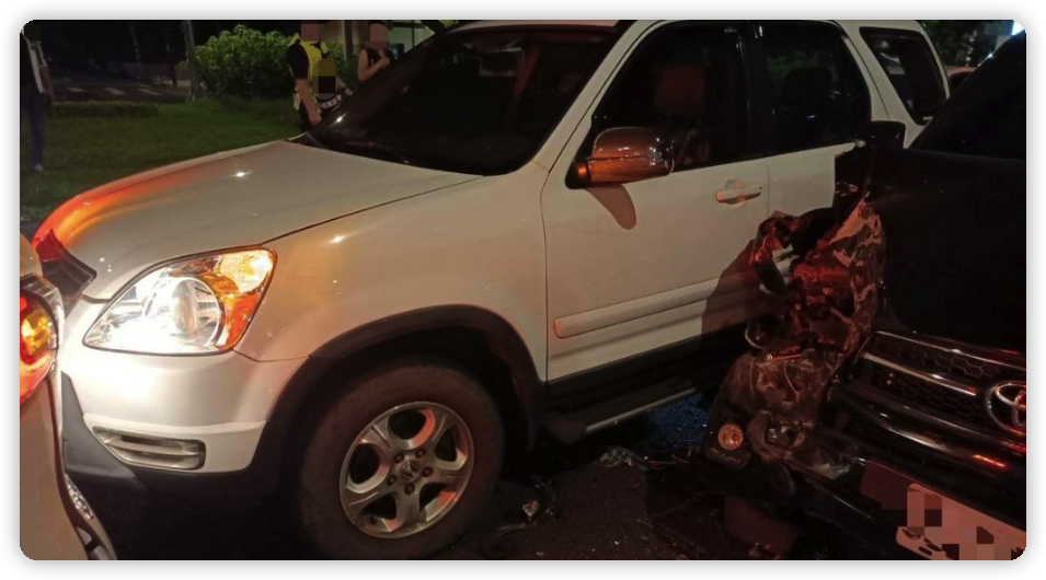 和林志颖同天车祸！女星等红绿灯惨遭追尾，对方车头被毁面目全非