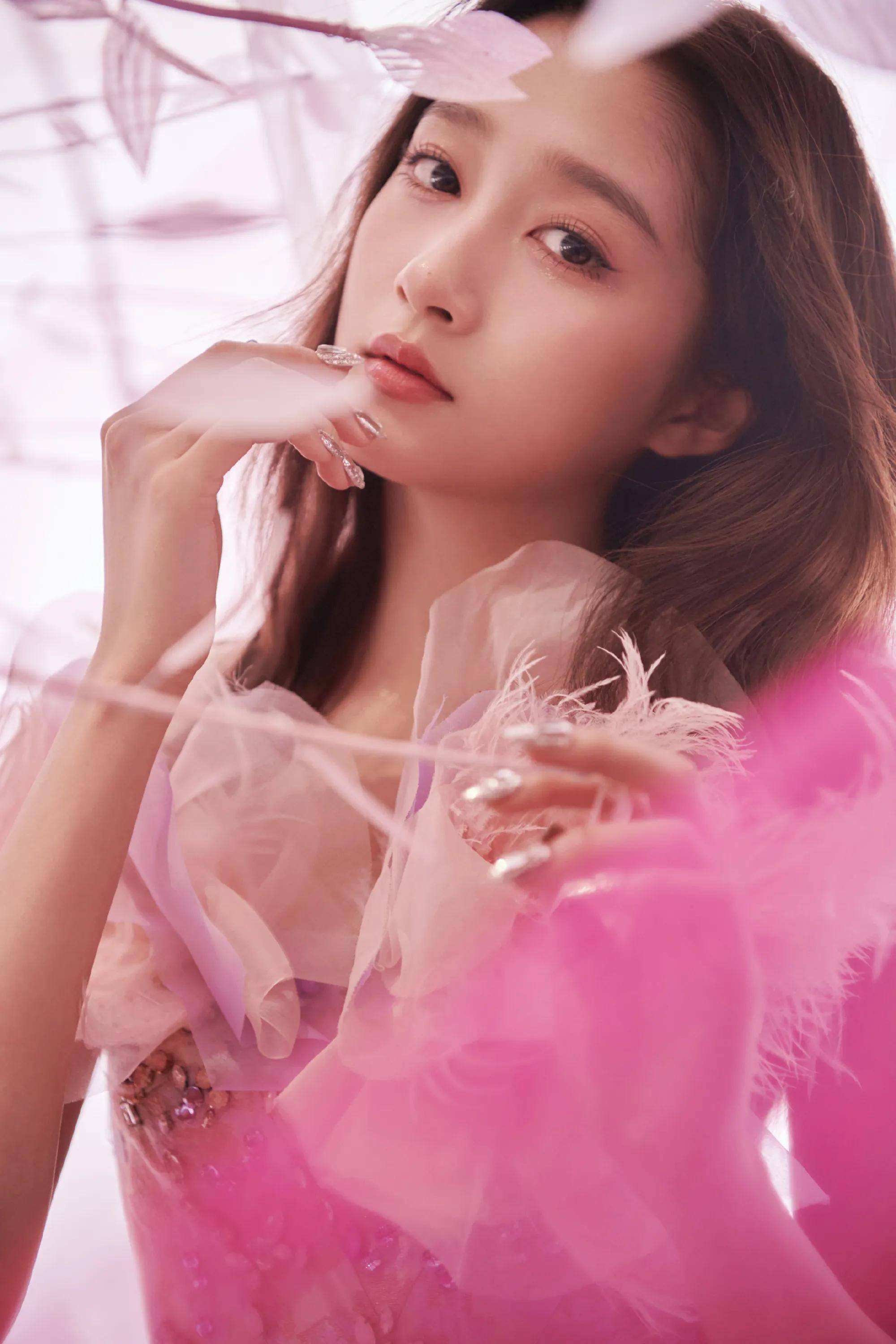 很奇怪晓彤不管什么类照片，看到她始终感觉还是“国民闺女”