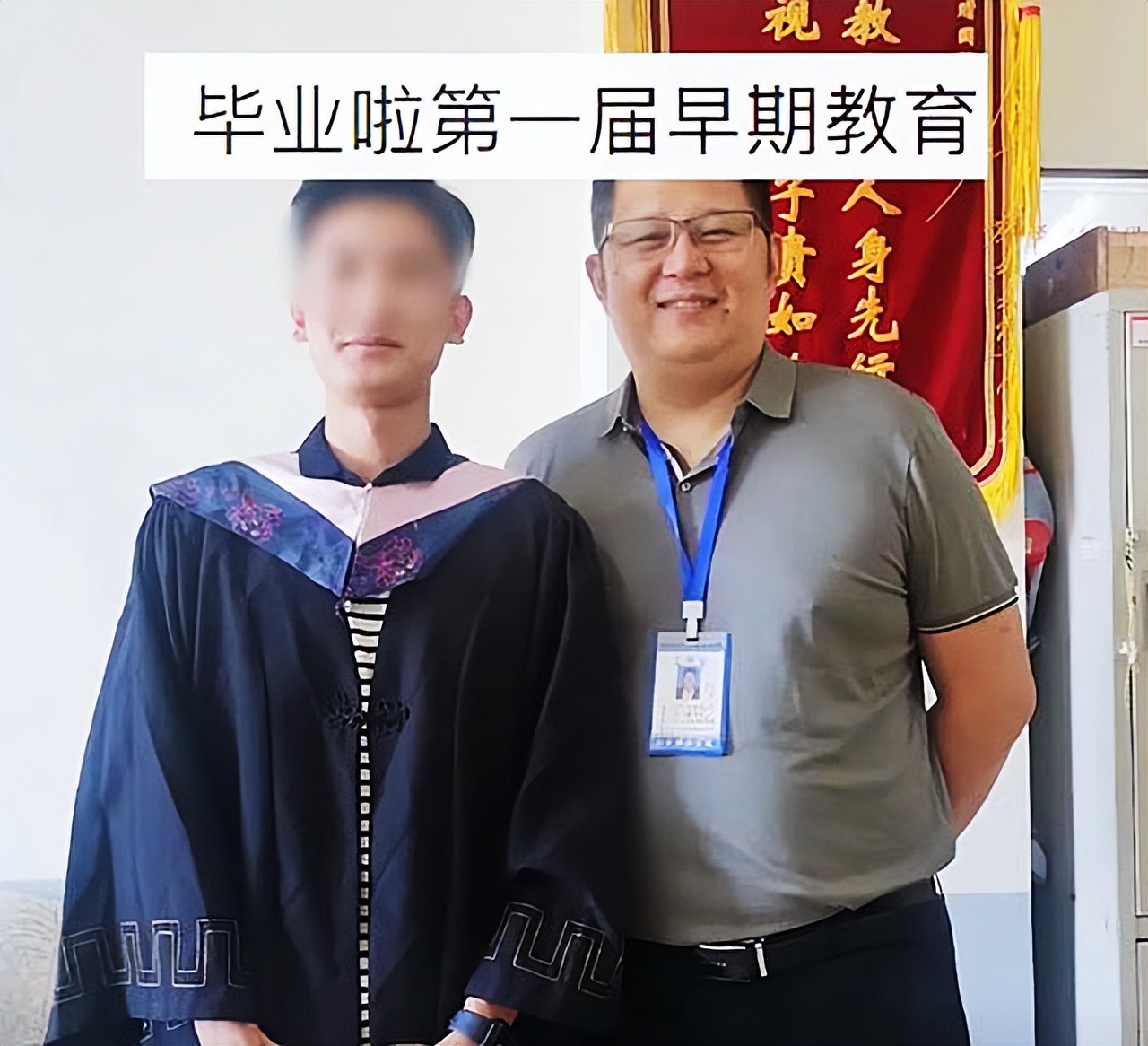 高校男生拍毕业照，全班9位老师仅1名学生，所学专业让人佩服