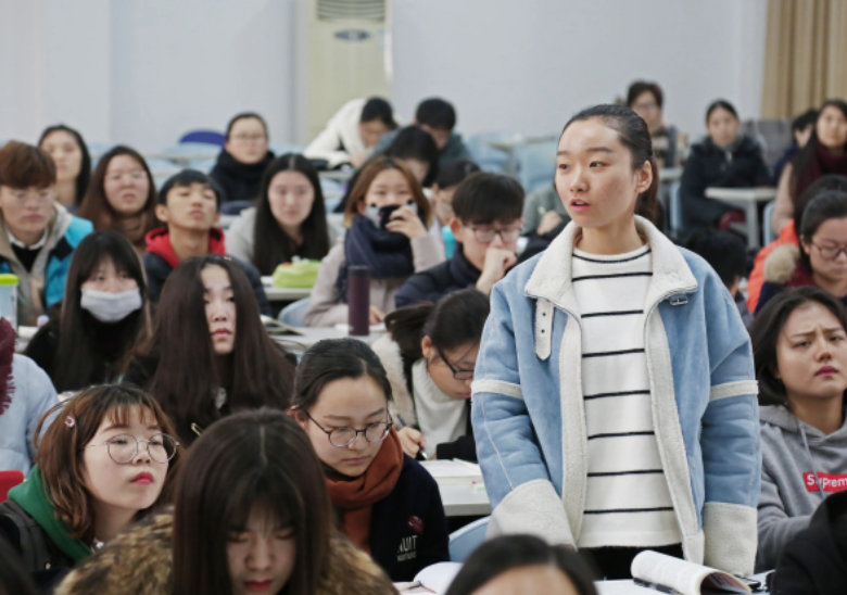 高校老师穿正装上课，举止宛如中世纪贵族公子，网友：太儒雅了