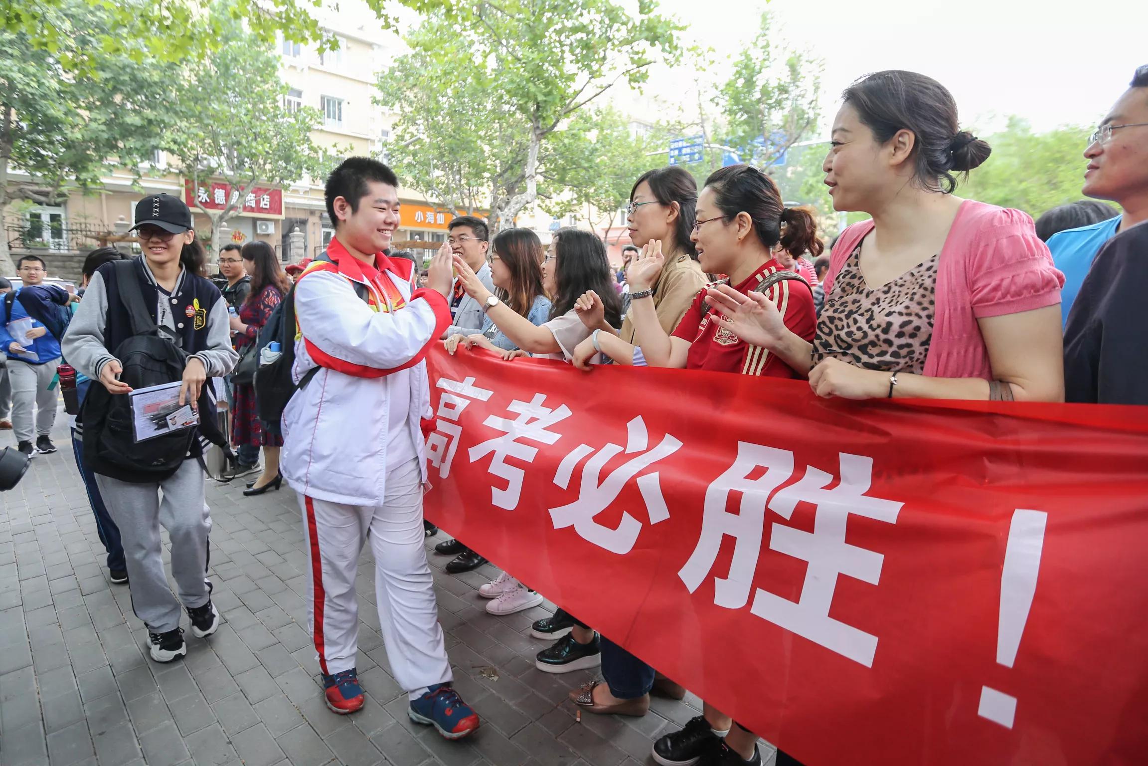 考生高考要迟到，路边乞丐付车费，十年后考生拿100万谢恩