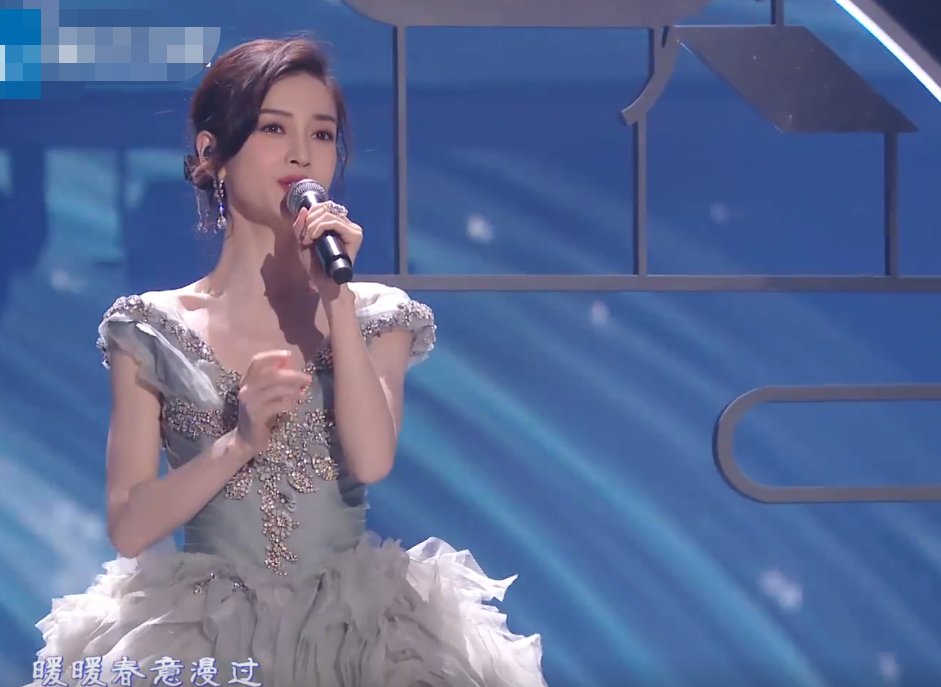 Baby穿低胸礼服大秀身材!皮肤超白瘦出排骨胸,裙摆太重助理帮提