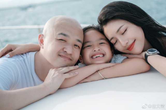 包文婧晒女儿近照，饺子涂口红托腮甜笑，颜值变化大越长越漂亮