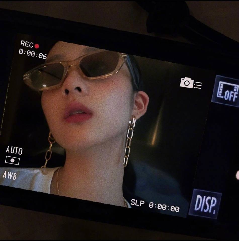 黄多多戴墨镜花式自拍，红唇吸睛美甲精致酷飒十足