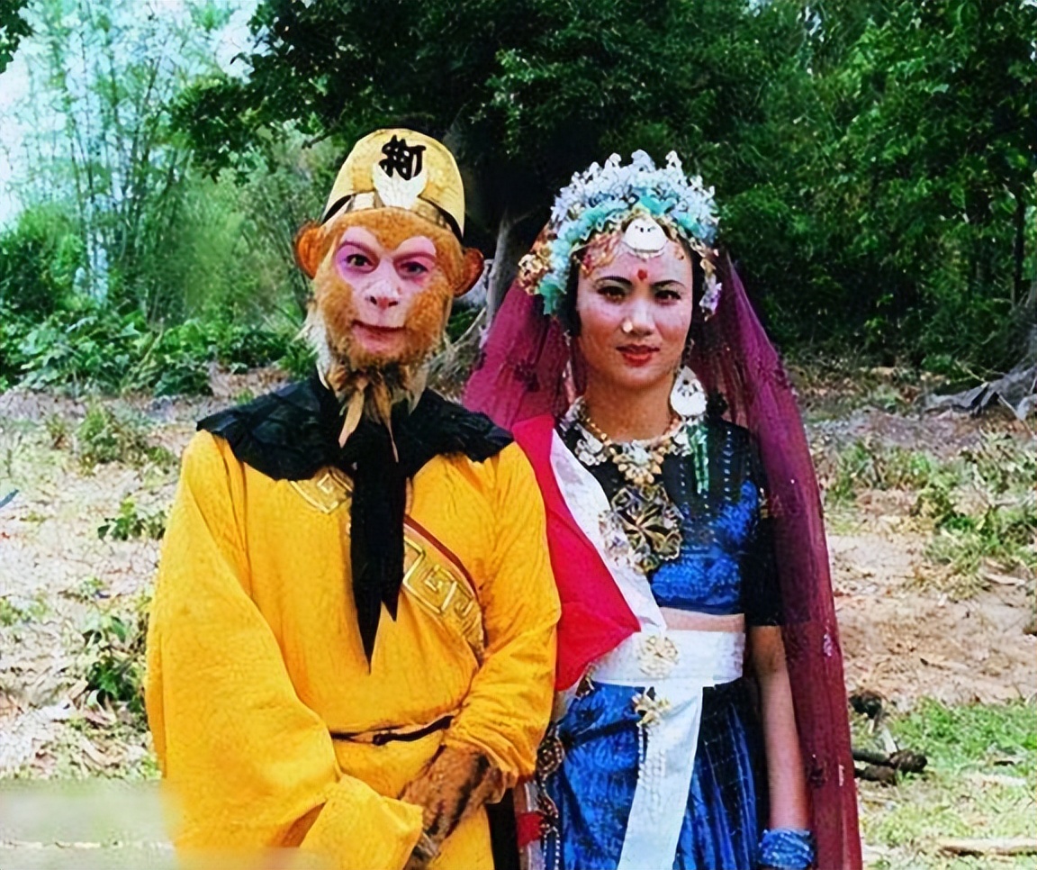 六小龄童跟老婆像父女，于虹穿红色上衣晒照片，年轻的不像同龄人