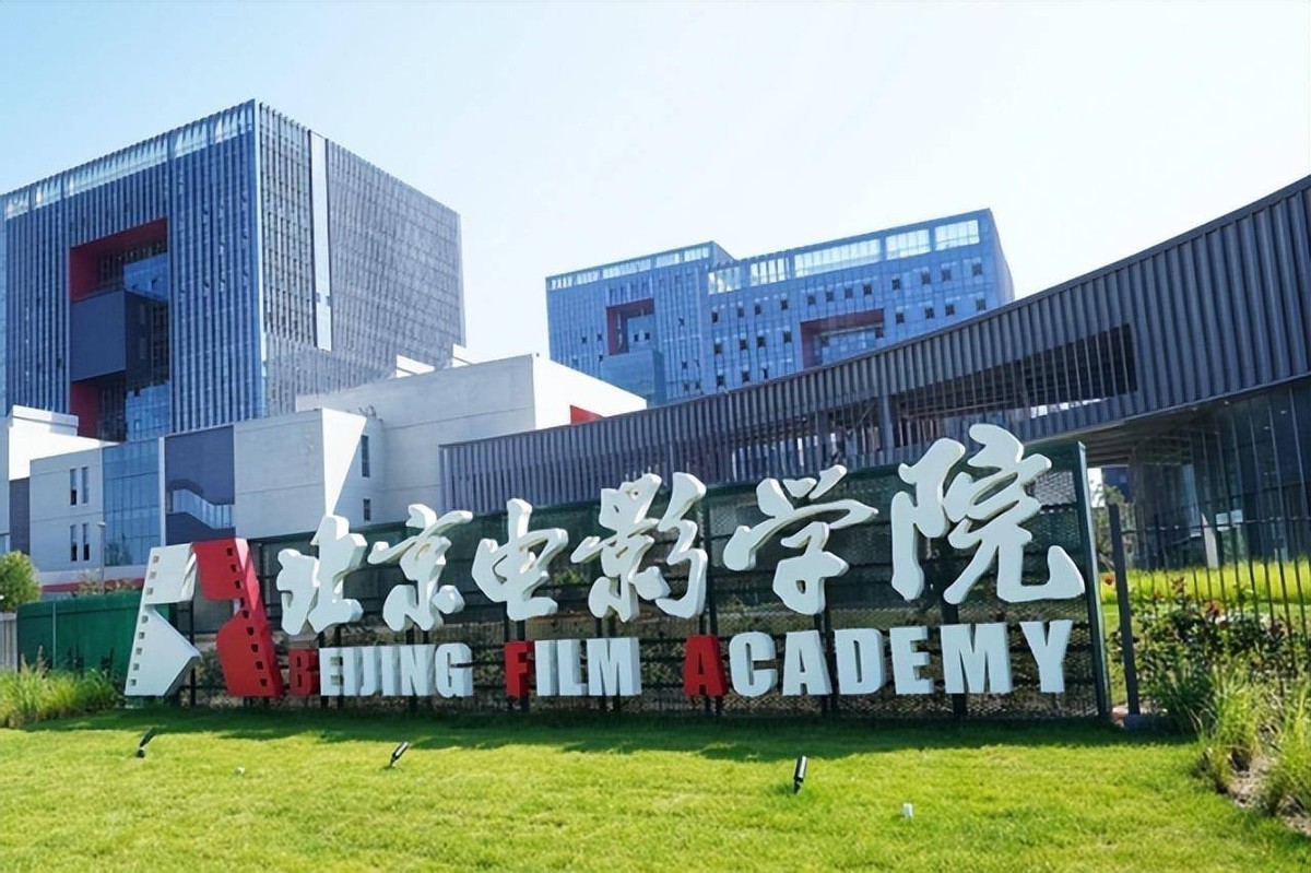 北电男生一头长发，耳带耳环，精致得不像话，网友：做自己真好