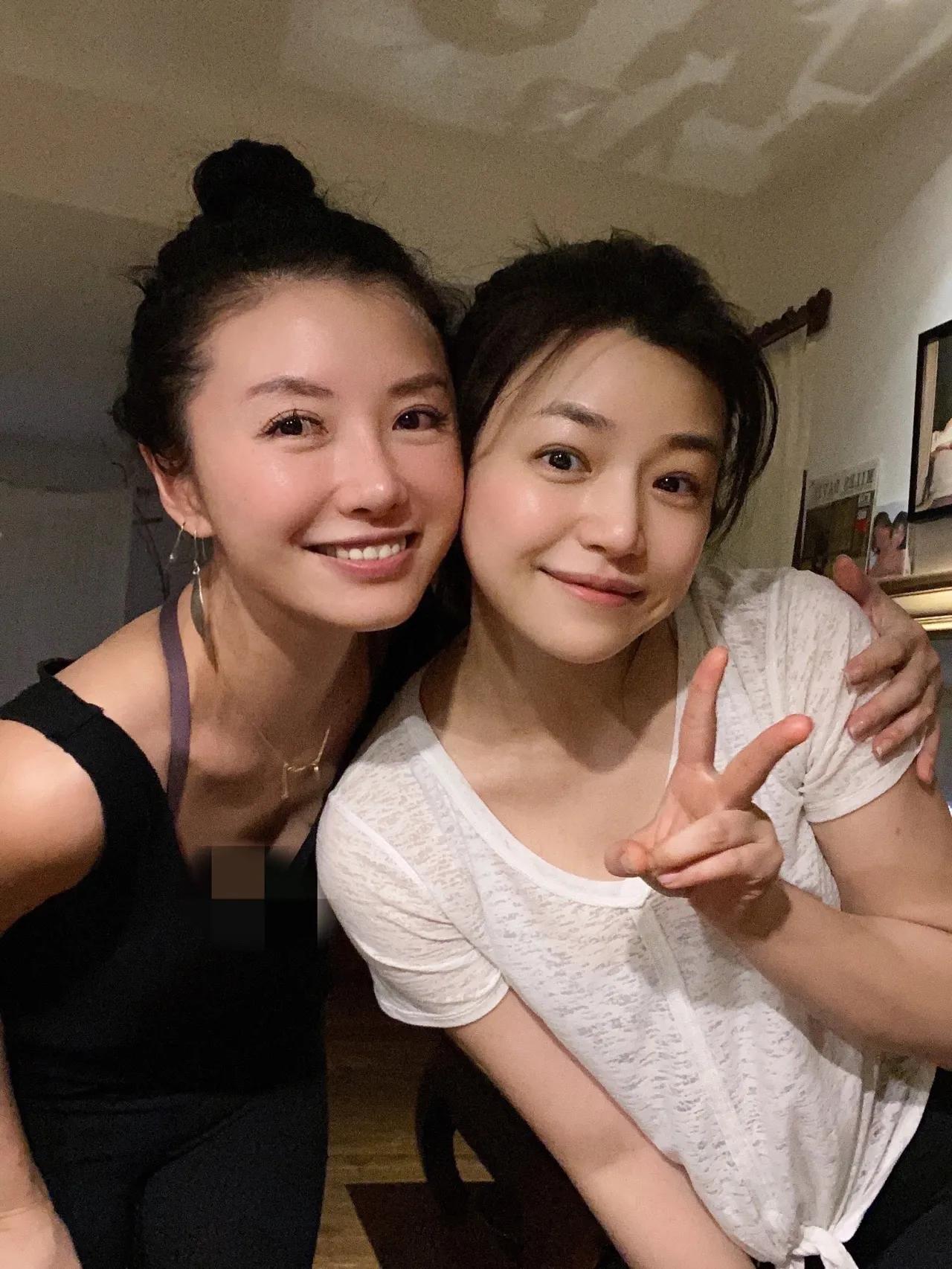 陈妍希和儿子做亲子瑜伽，小星星配合妈妈做高难度动作，互动默契