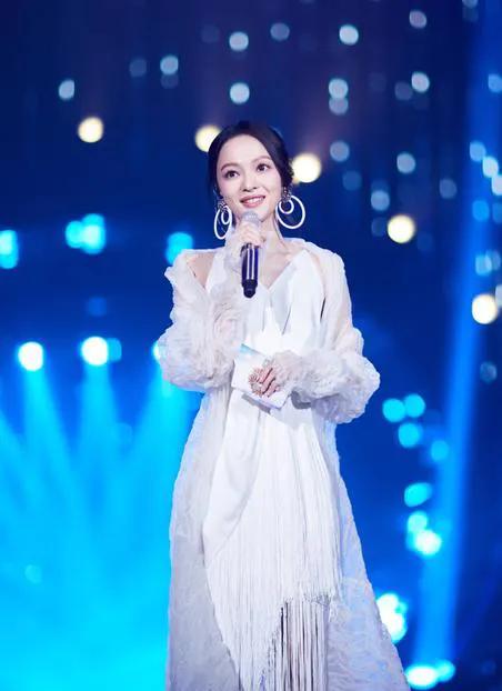 媒体曝光张韶涵参加某节目的生图，网友表示生图像阿姨