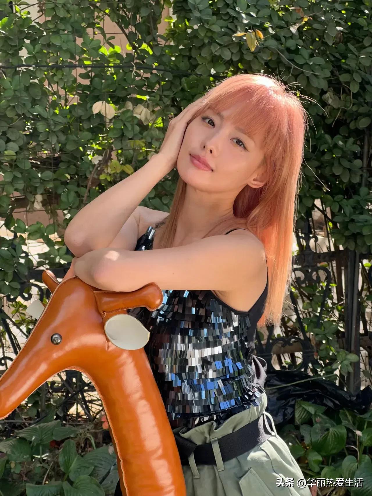 张嘉倪染黄色发型皮肤黝黑