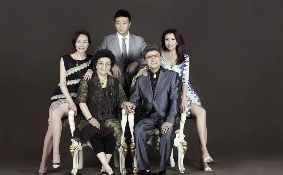 他是胡军的父亲，我国著名歌唱家，打过仗，留过洋，娶了个好媳妇