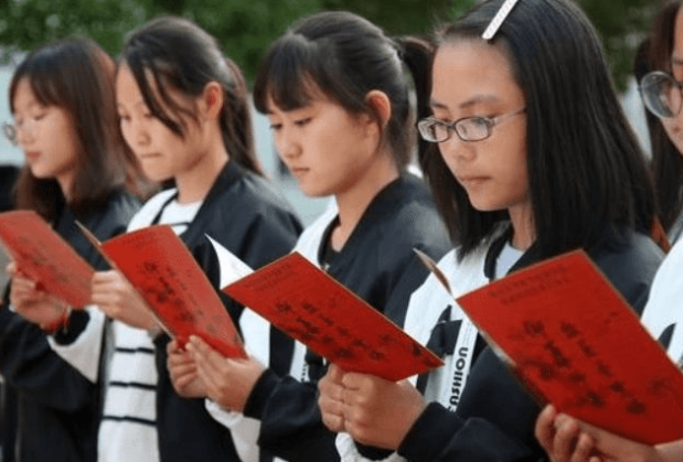 不用参加统考，也能拿教师资格证的师范生，入编的机会反而更大