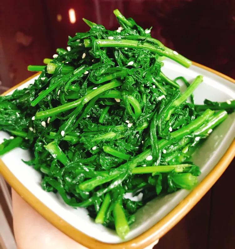 食材:茼蒿,花生米,朝天椒调料:盐,糖,生抽,醋,香油1.