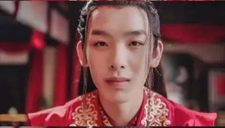 “国民女儿”到圆脸大姐？这4位童星“长残”，长大前后判若两人