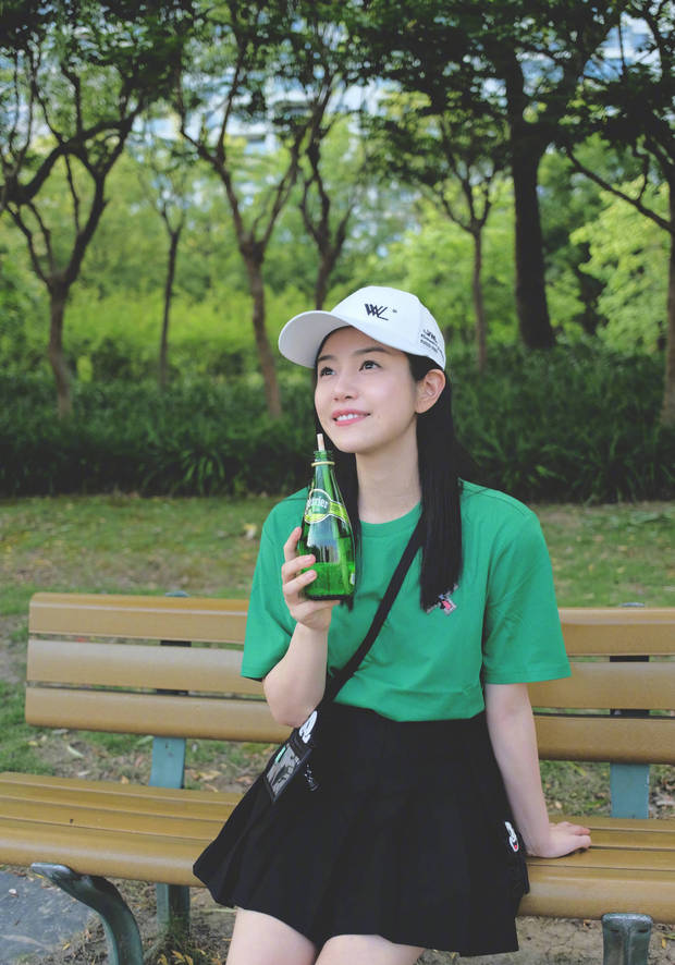 39岁陈妍希穿绿色t恤配冻龄短裙 嘟嘴卖萌扮少女