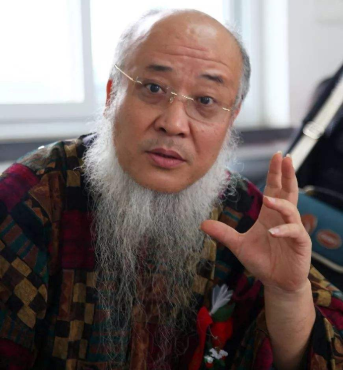 2011年，53岁画家杨彦娶21岁非洲学生，老来得子后为何剃度出家？