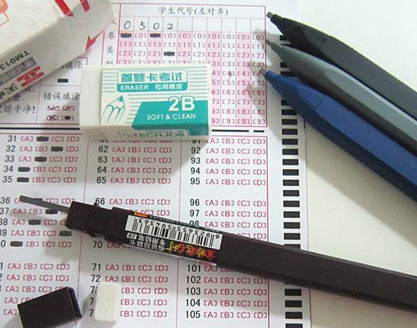 高考涂答题卡为何必须2B铅笔？看到扫描后效果对比，就容易理解了