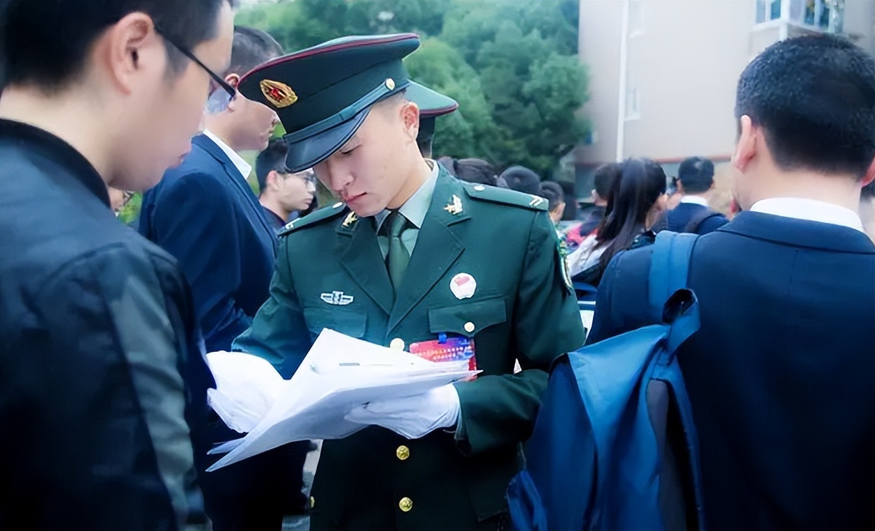 "军队文职"公开招聘,年薪18万有编制,45岁以下均有报名资格