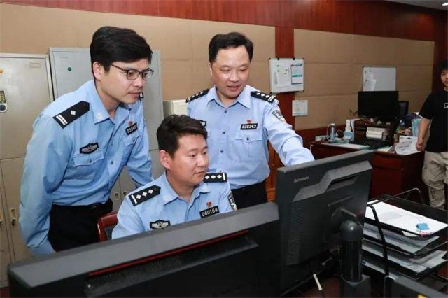 医科大大学生，因学费不足在外流浪16年，回到家后母亲早已疯癫