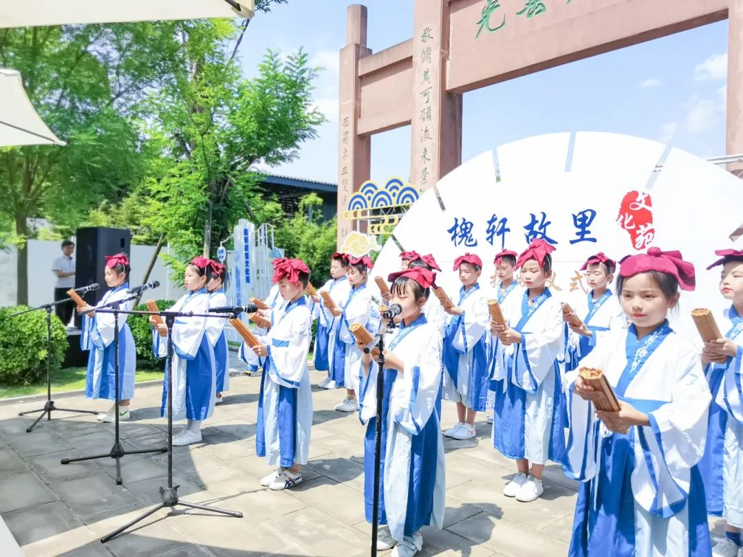 成都市双流区金桥小学师生代表参加槐轩故里文化苑揭牌仪式