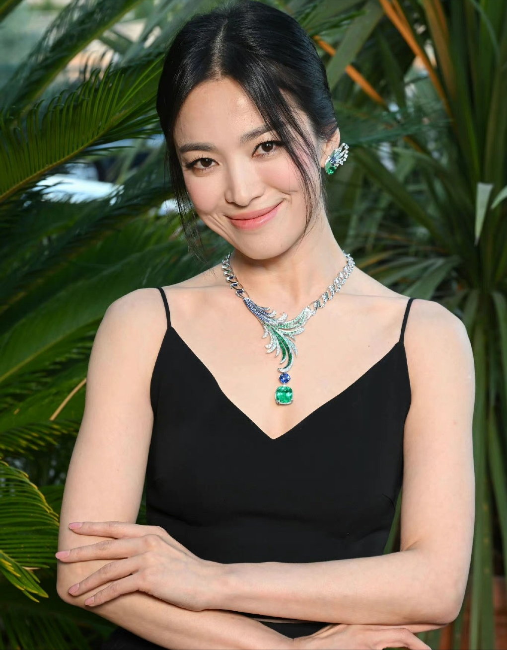 42岁宋慧乔外网生图翻车,法令纹多还地包天,被嘲有点儿凶相